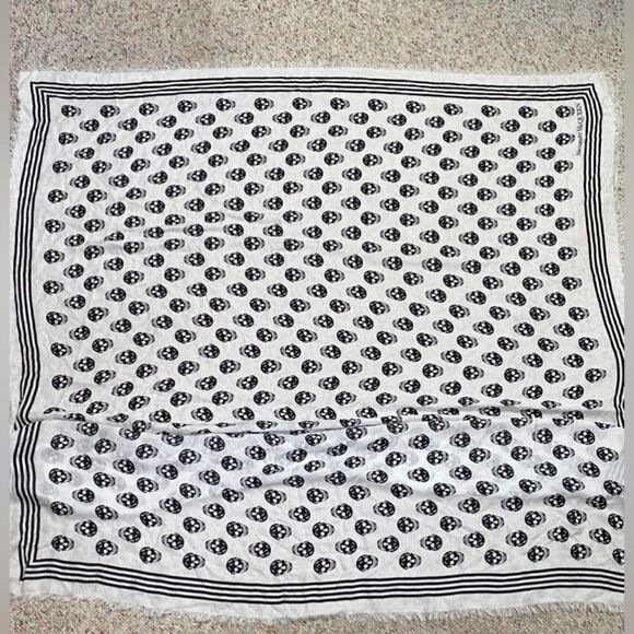 Alexander McQueen scarf in fabric with Skull print - Picture 6 of 15